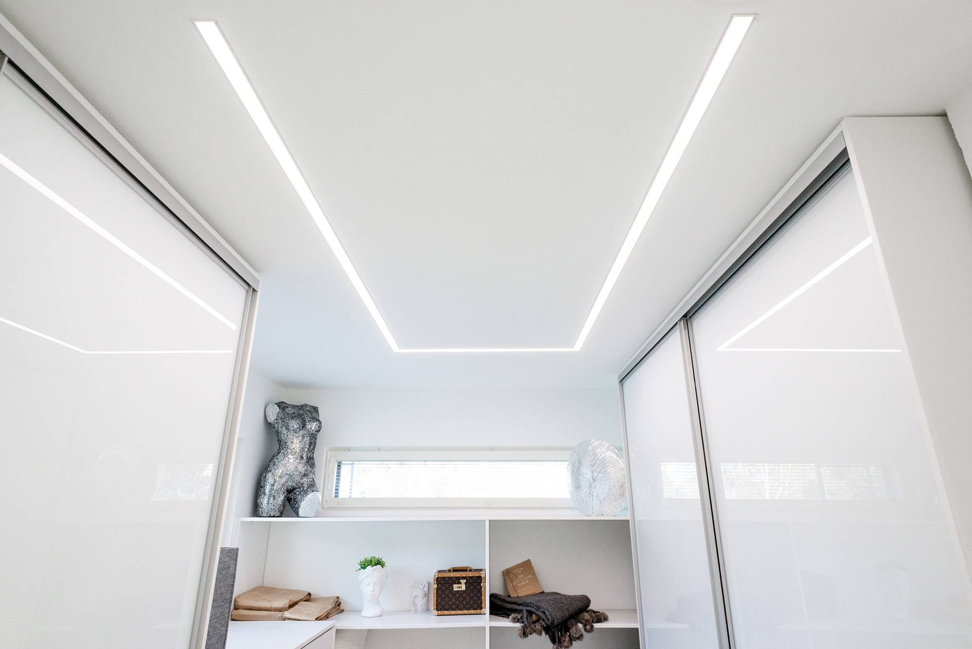 Perfil empotrable ancho en el armario con dos tiras de led, perfil empotrable conformado en el techo según la estancia y la necesidad. Ledstore.fi